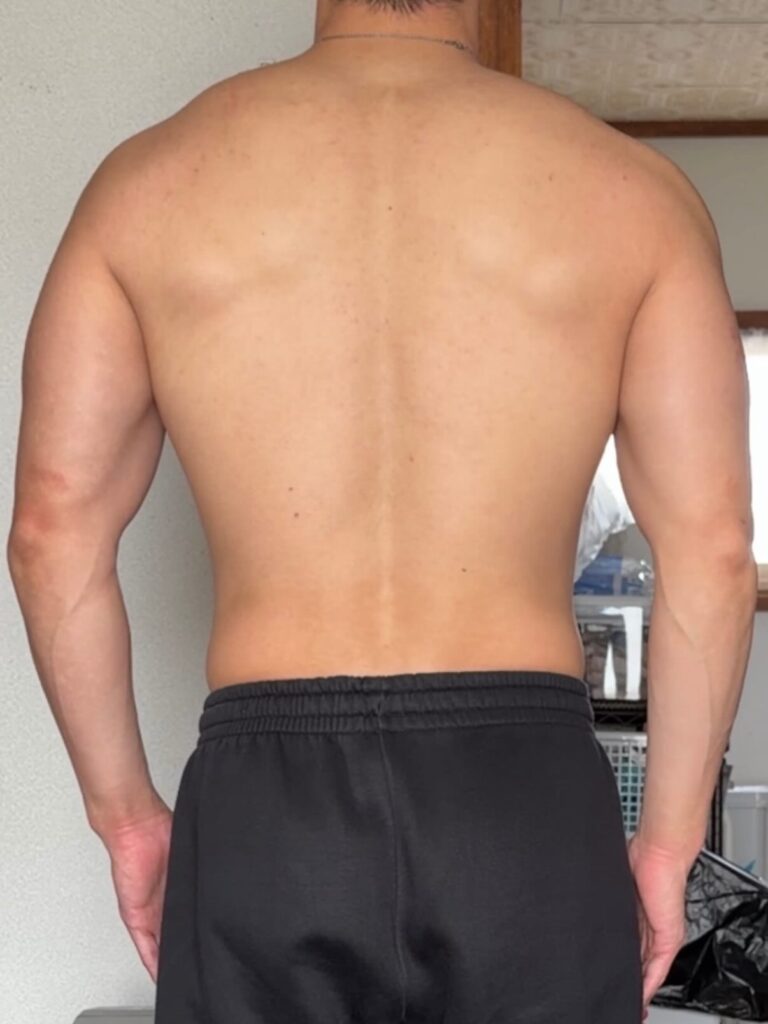 体脂肪率14.3%の男性の背面写真