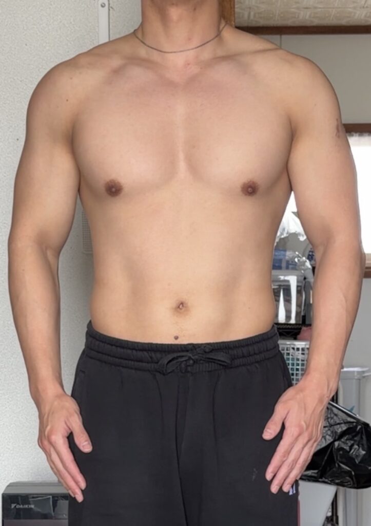 体脂肪率14.3%の男性の正面写真