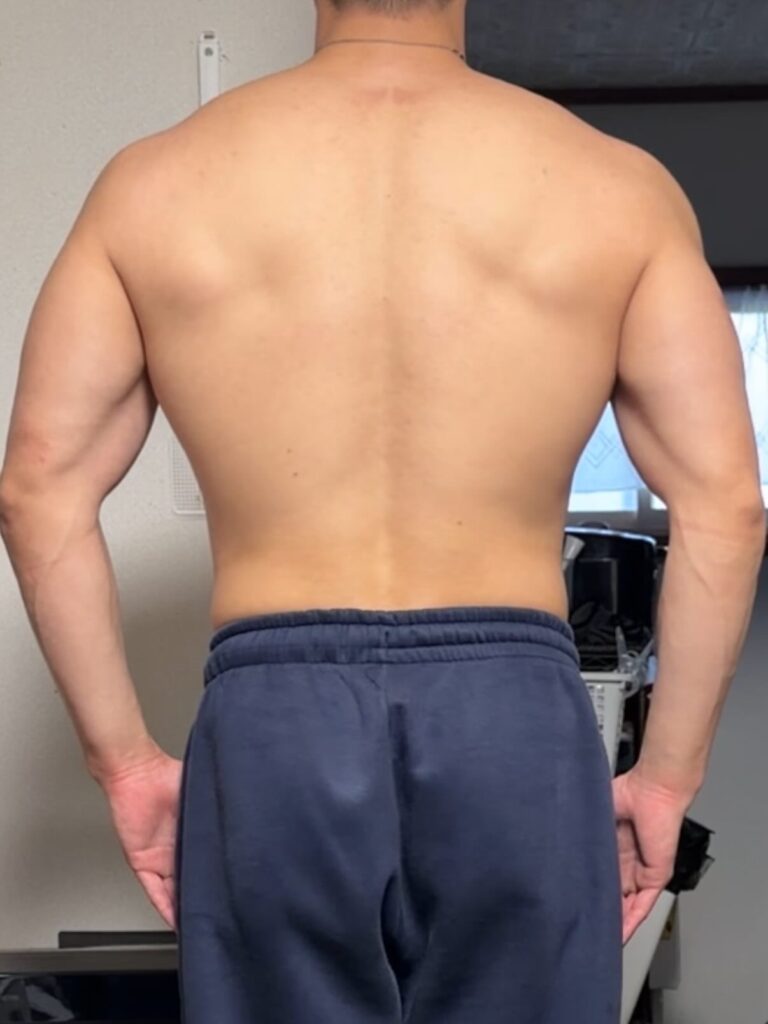 減量10週間の体型変化 背面 76.7kg 体脂肪率13.8%