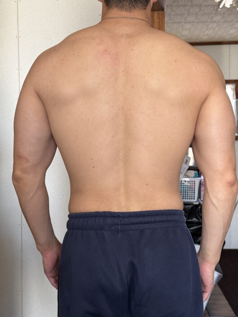 減量8週間の体型変化 背面 77.2kg 体脂肪率14.2%