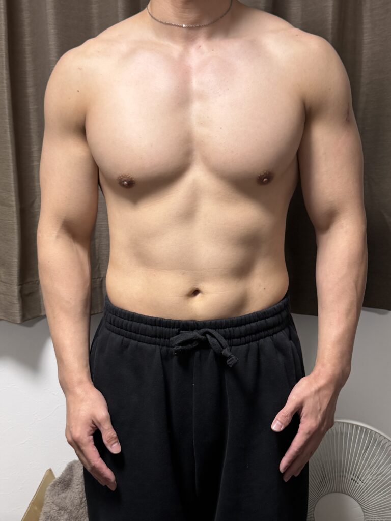 減量12週間の体型変化 正面 76.0kg 体脂肪率13.2% 腹筋の凹凸が出てきた状態