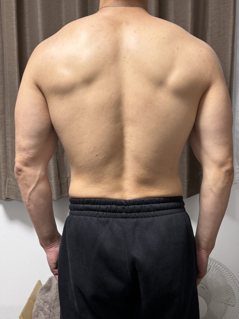 減量12週間の体型変化 背面 76.0kg 体脂肪率13.2% 背中の立体感と肩甲骨のラインが出てきた状態