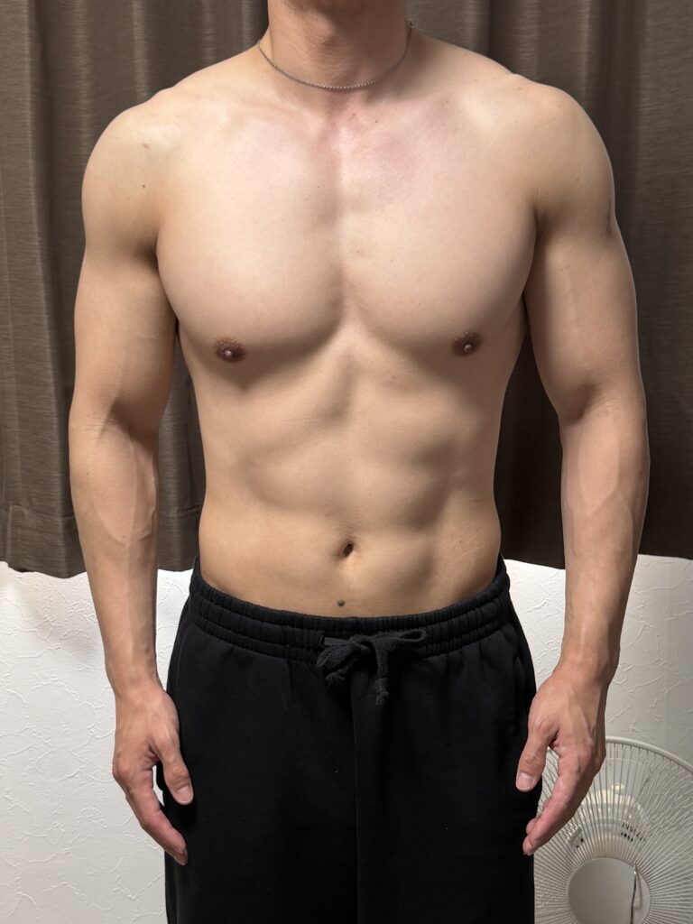 減量14週間の体型変化 正面 73.6kg 体脂肪率11.6％ 腹筋の凹凸と輪郭がはっきりしてきた状態