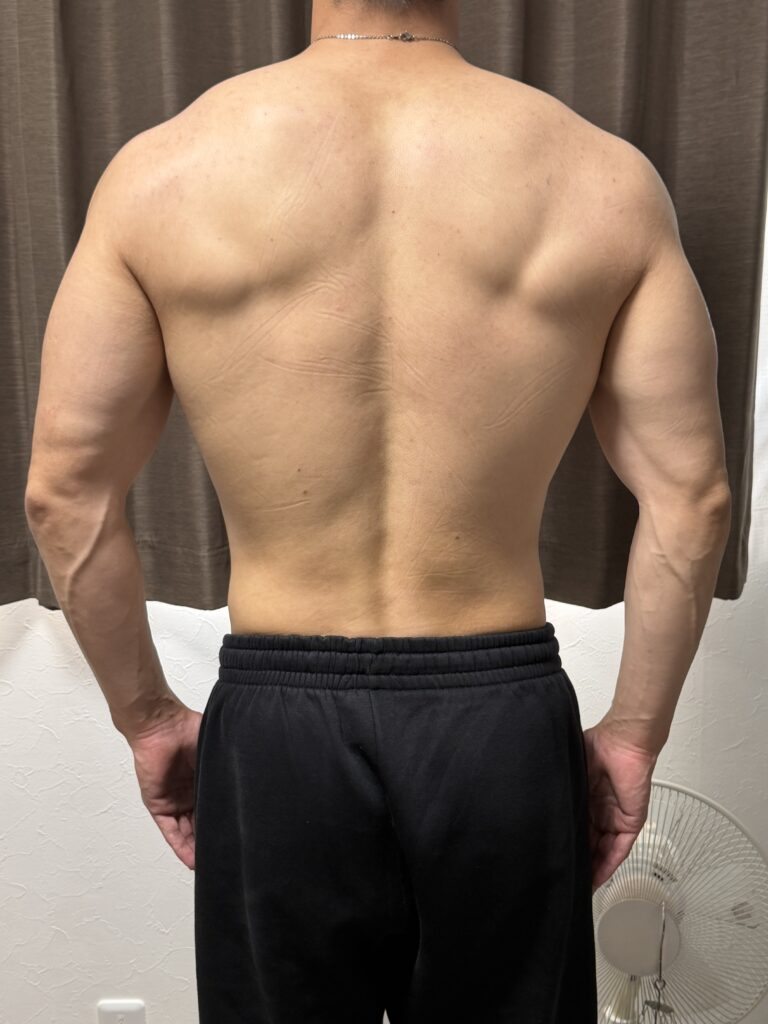 減量14週間の体型変化 背面 73.6kg 体脂肪率11.6％ 背中上部の凹凸と肩甲骨周りの立体感が強調されてきた状態