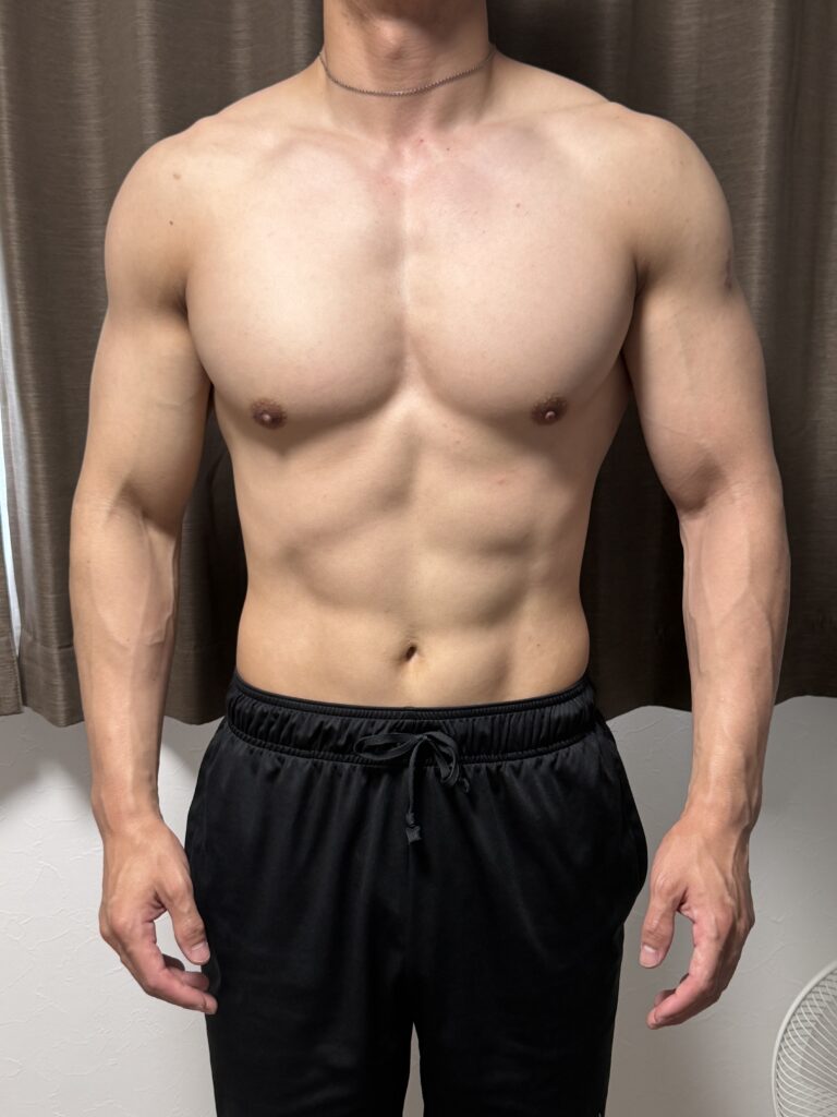 減量18週目の正面写真。体重72.8kg、体脂肪率10.9％で腹筋の立体感やお腹周りのシャープさが目立ってきた状態