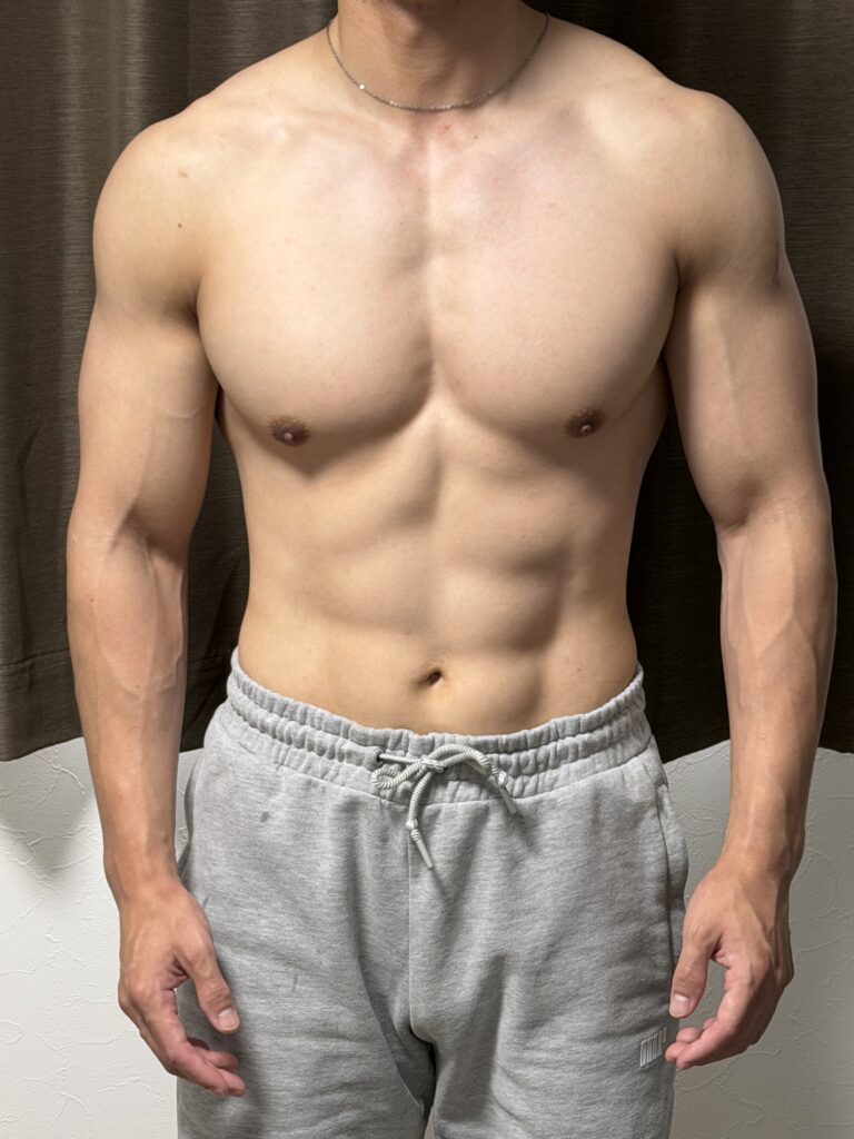 減量20週目の正面写真。体重71.3kg、体脂肪率9.4％。腹筋の輪郭がはっきりと見え始め、お腹まわりの脂肪が薄くなりウエストが引き締まった状態。