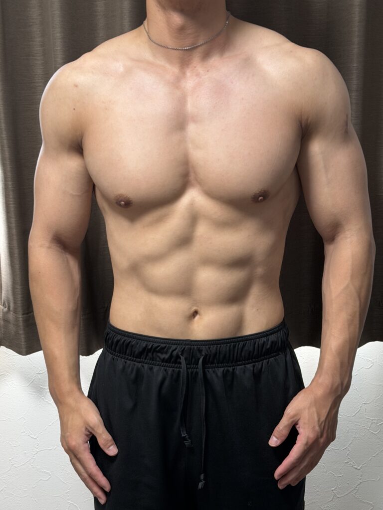 減量22週目の正面写真。体重71.1kg、体脂肪率9.2%。腹筋の凹凸がはっきり見え、ウエスト周りの脂肪が薄くなった状態。