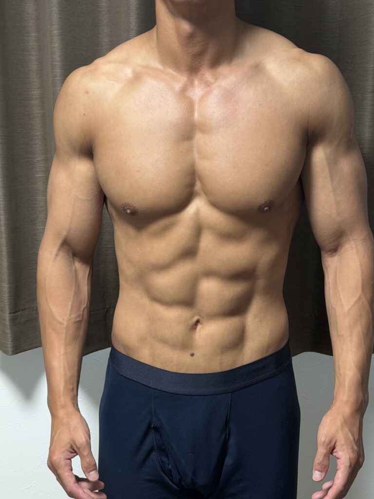 減量26週目の正面写真。体重68.1kg、体脂肪率5.6%。腹筋のカットが深くなり、胸や肩、腕の血管が目立つ引き締まった体。